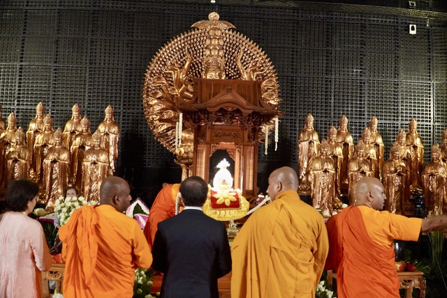 Hình ảnh hàng ngàn người cung rước xá lợi Đức Phật trên đỉnh núi Bà Đen- Ảnh 13. Hình ảnh hàng ngàn người cung rước xá lợi Đức Phật trên đỉnh núi Bà Đen- Ảnh 13.