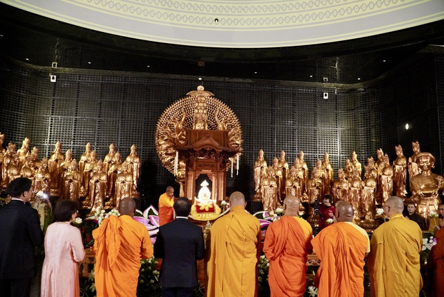 Hình ảnh hàng ngàn người cung rước xá lợi Đức Phật trên đỉnh núi Bà Đen- Ảnh 11. Hình ảnh hàng ngàn người cung rước xá lợi Đức Phật trên đỉnh núi Bà Đen- Ảnh 11.