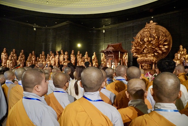 Hình ảnh hàng ngàn người cung rước xá lợi Đức Phật trên đỉnh núi Bà Đen- Ảnh 7. Hình ảnh hàng ngàn người cung rước xá lợi Đức Phật trên đỉnh núi Bà Đen- Ảnh 7.