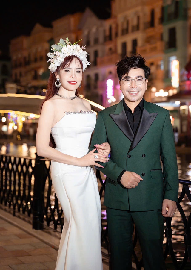Ánh Quyên – Nữ doanh nhân quen thuộc trong các bộ sưu tập của NTK Vinh Quang - Ảnh 3.