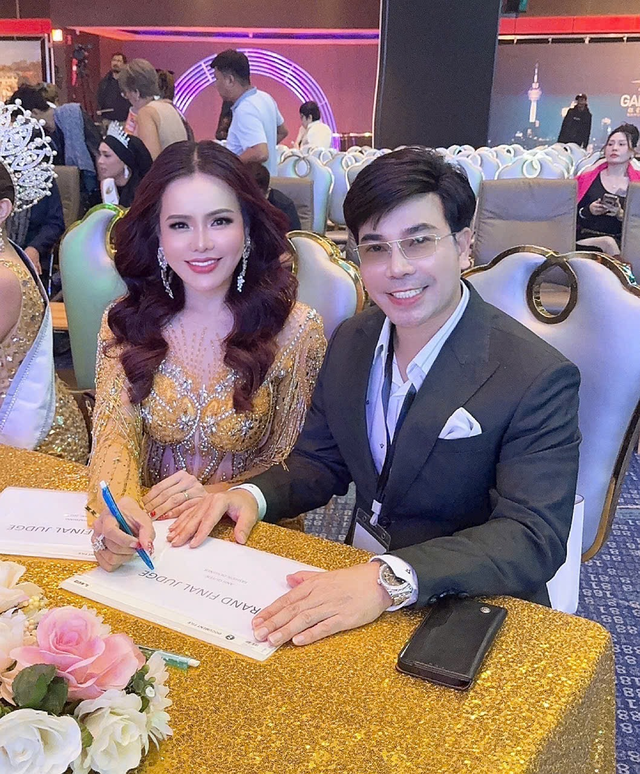 Ánh Quyên – Nữ doanh nhân quen thuộc trong các bộ sưu tập của NTK Vinh Quang - Ảnh 4.