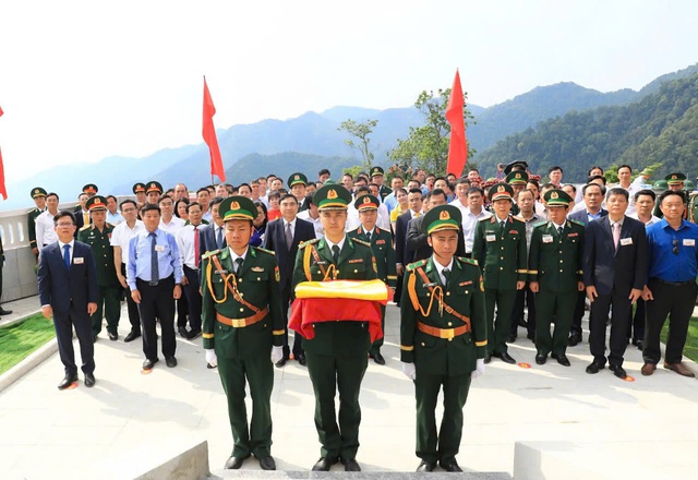 Lễ Thượng cờ và gắn biển công trình Cột Cờ A Pa Chải- Ảnh 1. Lễ Thượng cờ và gắn biển công trình Cột Cờ A Pa Chải- Ảnh 1.
