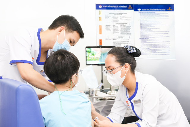 VNVC triển khai tiêm vắc-xin phế cầu 15 cho trẻ em và người lớn- Ảnh 2. VNVC triển khai tiêm vắc-xin phế cầu 15 cho trẻ em và người lớn- Ảnh 2.
