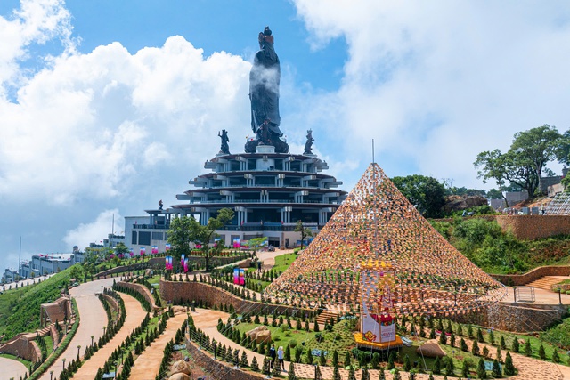 Du khách, người dân đang đổ dồn về núi Bà Đen - Ảnh 1. Du khách, người dân đang đổ dồn về núi Bà Đen - Ảnh 1.