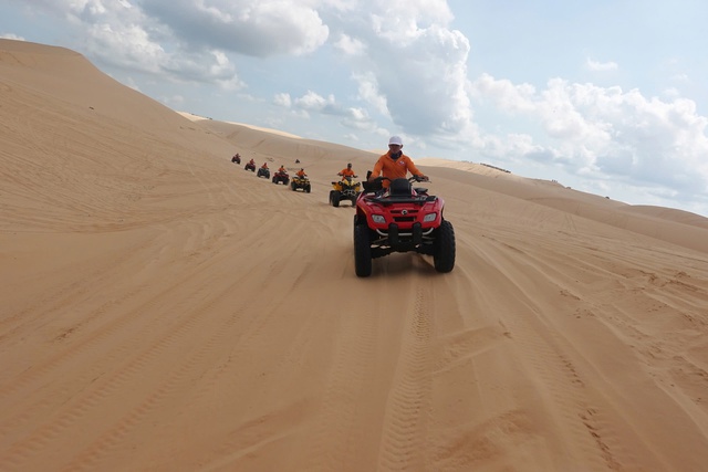 “Tiểu Sahara” Bàu Trắng Bình Thuận hút khách nhờ hiệu ứng "Lật Mặt 8"- Ảnh 3. “Tiểu Sahara” Bàu Trắng Bình Thuận hút khách nhờ hiệu ứng "Lật Mặt 8"- Ảnh 3.