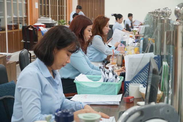 Bộ Nội vụ nói gì về việc tăng lương cơ sở năm 2025? - Ảnh 1.