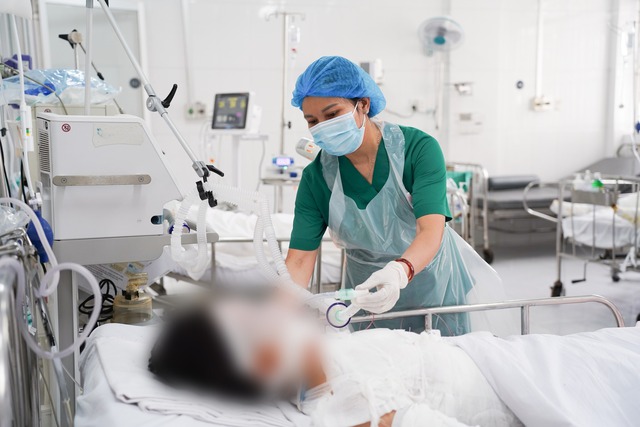 Vì sao 2 nạn nhân vụ cháy chung cư quận 5 bỏng nhẹ nhưng nguy kịch? - Ảnh 1.