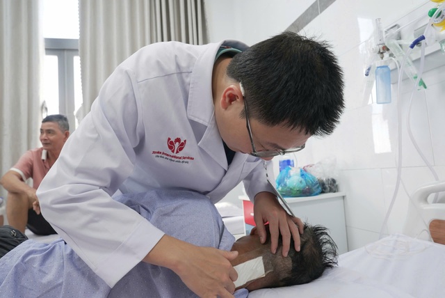 Hơn 9 giờ phẫu thuật cứu người đàn ông té cây - Ảnh 1.