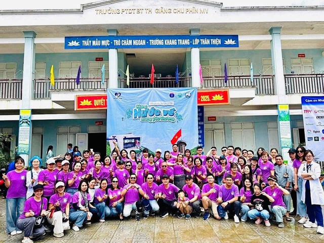 Tim Tím mang nước sạch, khám bệnh cho 650 người ở Hà Giang - Ảnh 1.