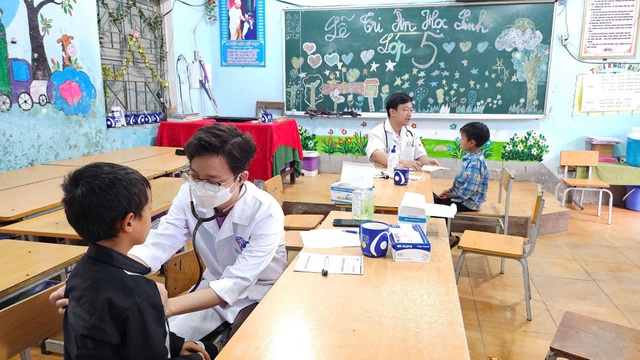 Tim Tím mang nước sạch, khám bệnh cho 650 người ở Hà Giang - Ảnh 2.