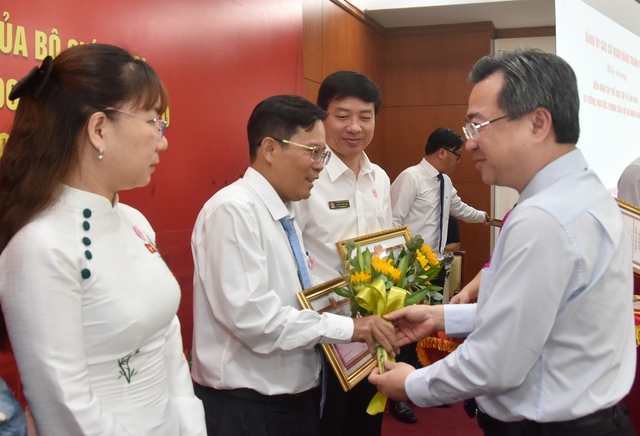 TP HCM: Tuyên dương 102 điển hình học Bác- Ảnh 3. TP HCM: Tuyên dương 102 điển hình học Bác- Ảnh 3.