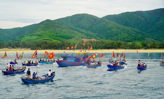 Duyên dáng những tà áo dài trong lễ hội cầu ngư ở vạn chài Lộ Diêu- Ảnh 1. Duyên dáng những tà áo dài trong lễ hội cầu ngư ở vạn chài Lộ Diêu- Ảnh 1.