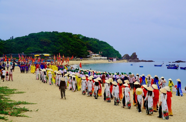 Duyên dáng những tà áo dài trong lễ hội cầu ngư ở vạn chài Lộ Diêu- Ảnh 2. Duyên dáng những tà áo dài trong lễ hội cầu ngư ở vạn chài Lộ Diêu- Ảnh 2.