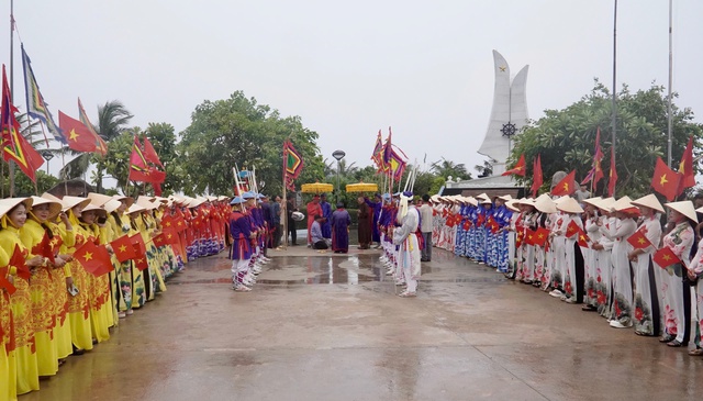 Duyên dáng những tà áo dài trong lễ hội cầu ngư ở vạn chài Lộ Diêu- Ảnh 3. Duyên dáng những tà áo dài trong lễ hội cầu ngư ở vạn chài Lộ Diêu- Ảnh 3.