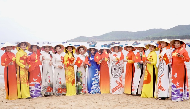 Duyên dáng những tà áo dài trong lễ hội cầu ngư ở vạn chài Lộ Diêu- Ảnh 4. Duyên dáng những tà áo dài trong lễ hội cầu ngư ở vạn chài Lộ Diêu- Ảnh 4.