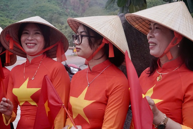 Duyên dáng những tà áo dài trong lễ hội cầu ngư ở vạn chài Lộ Diêu- Ảnh 5. Duyên dáng những tà áo dài trong lễ hội cầu ngư ở vạn chài Lộ Diêu- Ảnh 5.