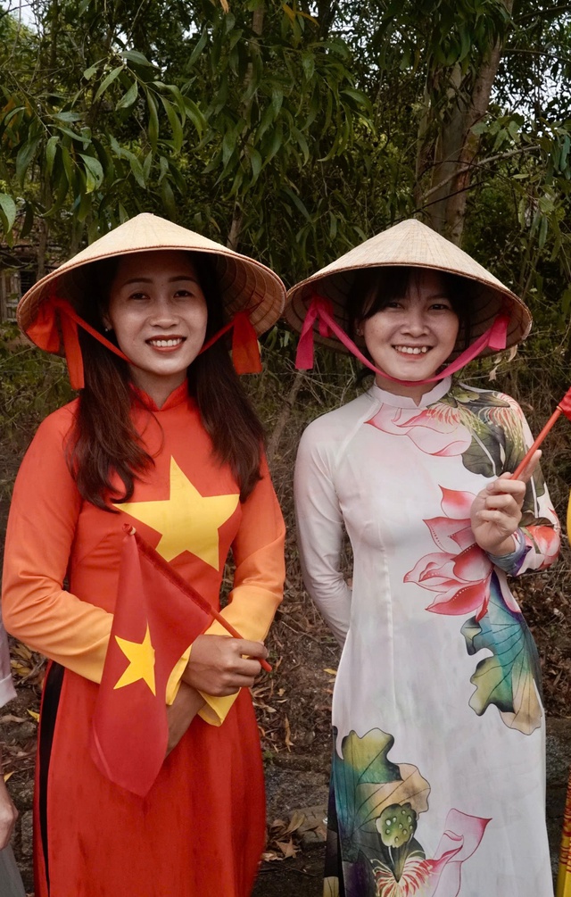 Duyên dáng những tà áo dài trong lễ hội cầu ngư ở vạn chài Lộ Diêu- Ảnh 6. Duyên dáng những tà áo dài trong lễ hội cầu ngư ở vạn chài Lộ Diêu- Ảnh 6.