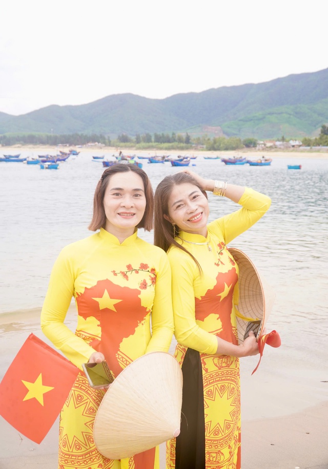 Duyên dáng những tà áo dài trong lễ hội cầu ngư ở vạn chài Lộ Diêu- Ảnh 7. Duyên dáng những tà áo dài trong lễ hội cầu ngư ở vạn chài Lộ Diêu- Ảnh 7.