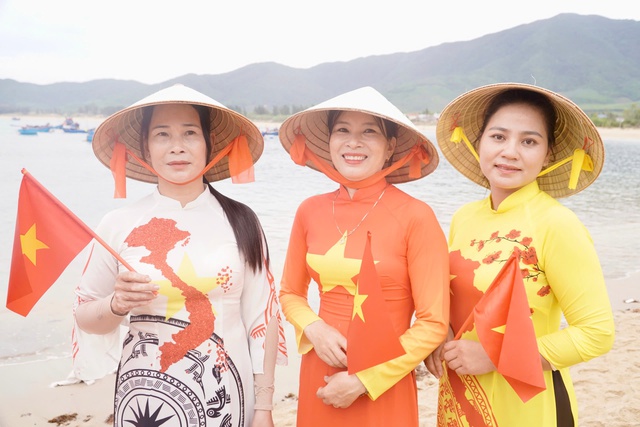 Duyên dáng những tà áo dài trong lễ hội cầu ngư ở vạn chài Lộ Diêu- Ảnh 8. Duyên dáng những tà áo dài trong lễ hội cầu ngư ở vạn chài Lộ Diêu- Ảnh 8.