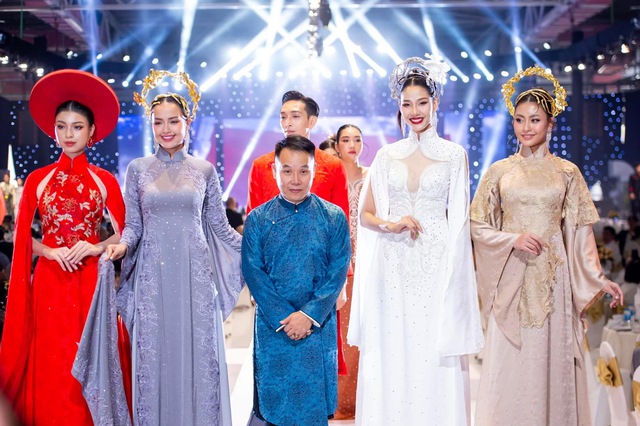 Nhà thiết kế Việt Hùng muốn "khi mất đi, con cháu không phải cúi đầu" - Ảnh 1.