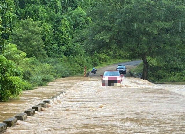 Quảng Bình: Mưa lớn bủa vây làm đường miền núi ngập sâu, giao thông tê liệt - Ảnh 3.