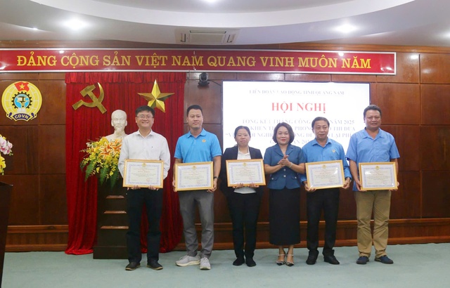 LĐLĐ Quảng Nam tặng bằng khen cho 17 tập thể, 15 cá nhân- Ảnh 1. LĐLĐ Quảng Nam tặng bằng khen cho 17 tập thể, 15 cá nhân- Ảnh 1.