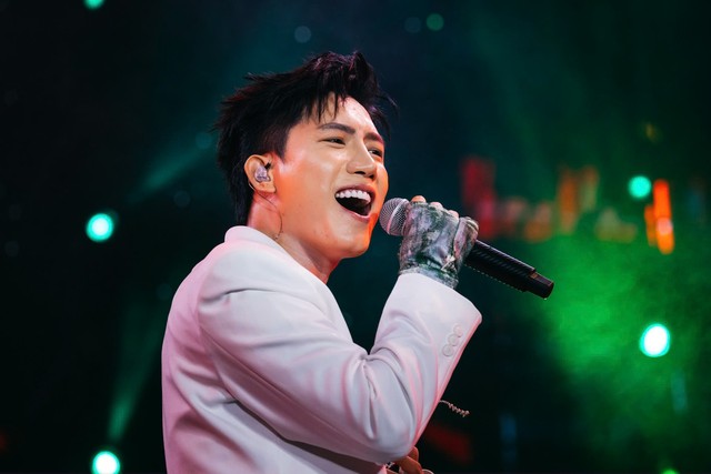 VPBank E-Concert Ngày không tiền mặt 2025: Bùng nổ âm nhạc, thu hút hàng chục ngàn khán giả- Ảnh 3. VPBank E-Concert Ngày không tiền mặt 2025: Bùng nổ âm nhạc, thu hút hàng chục ngàn khán giả- Ảnh 3.