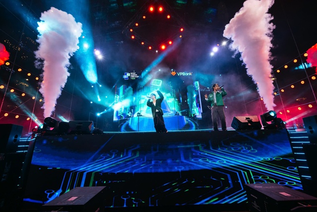 VPBank E-Concert Ngày không tiền mặt 2025: Bùng nổ âm nhạc, thu hút hàng chục ngàn khán giả- Ảnh 5. VPBank E-Concert Ngày không tiền mặt 2025: Bùng nổ âm nhạc, thu hút hàng chục ngàn khán giả- Ảnh 5.