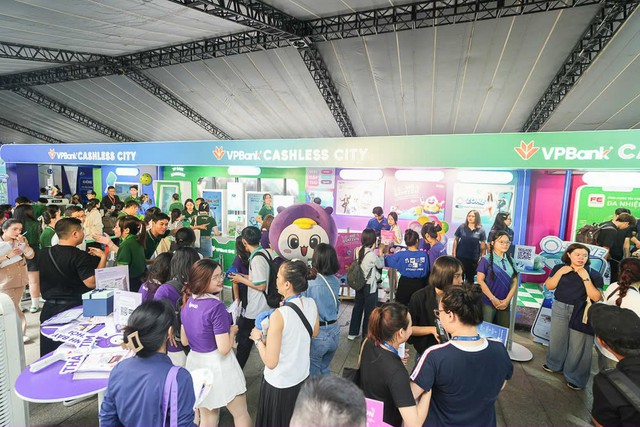 VPBank E-Concert Ngày không tiền mặt 2025: Bùng nổ âm nhạc, thu hút hàng chục ngàn khán giả- Ảnh 7. VPBank E-Concert Ngày không tiền mặt 2025: Bùng nổ âm nhạc, thu hút hàng chục ngàn khán giả- Ảnh 7.