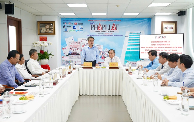 Phó Bí thư Thường trực Thành ủy TP HCM Nguyễn Thanh Nghị chúc mừng các cơ quan báo chí - Ảnh 1.