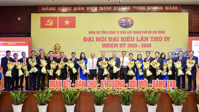 EVNHCMC chuyển đổi số mạnh mẽ, hướng tới doanh nghiệp công nghệ hiện đại- Ảnh 1. EVNHCMC chuyển đổi số mạnh mẽ, hướng tới doanh nghiệp công nghệ hiện đại- Ảnh 1.