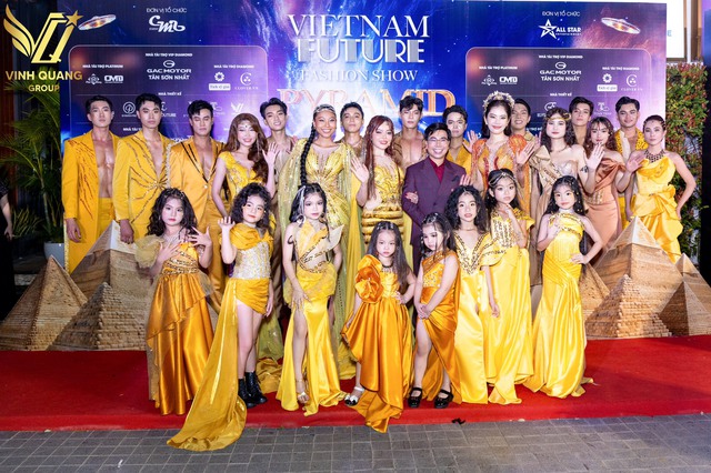 Dàn sao góp mặt trong bộ sưu tập của nhà thiết kế Vinh Quang- Ảnh 1. Dàn sao góp mặt trong bộ sưu tập của nhà thiết kế Vinh Quang- Ảnh 1.