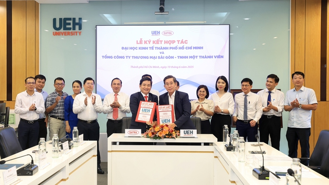 SATRA - UEH hợp tác đưa tiện ích và tri thức phục vụ cộng đồng- Ảnh 1. SATRA - UEH hợp tác đưa tiện ích và tri thức phục vụ cộng đồng- Ảnh 1.