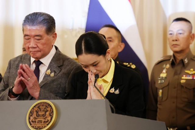 Thủ tướng Thái Lan rơi vào thế "ngàn cân treo sợi tóc" - Ảnh 1.