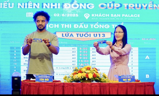 Cầu thủ nhí vỡ òa khi gặp thần tượng Nguyễn Xuân Son tại Cúp Truyền hình BRT 2025- Ảnh 2. Cầu thủ nhí vỡ òa khi gặp thần tượng Nguyễn Xuân Son tại Cúp Truyền hình BRT 2025- Ảnh 2.