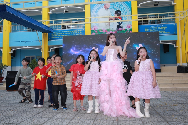 Sao nhí Bella- Rita biểu diễn cùng Nhạc sĩ, ca sĩ Satila Hồng Vịnh - Ảnh 1.
