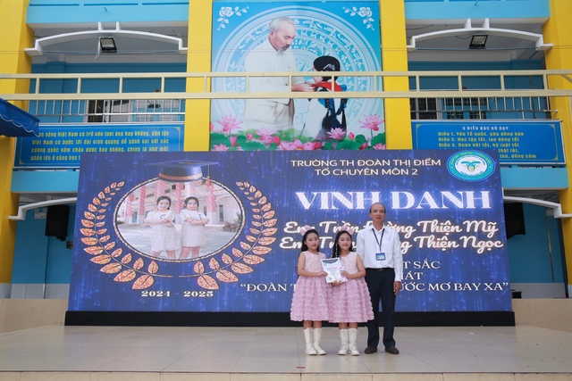 Sao nhí Bella- Rita biểu diễn cùng Nhạc sĩ, ca sĩ Satila Hồng Vịnh - Ảnh 2.