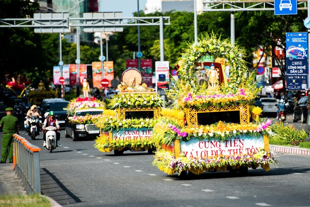 Dòng người cung tiễn xá lợi Đức Phật rời Việt Nam về Ấn Độ- Ảnh 1. Dòng người cung tiễn xá lợi Đức Phật rời Việt Nam về Ấn Độ- Ảnh 1.