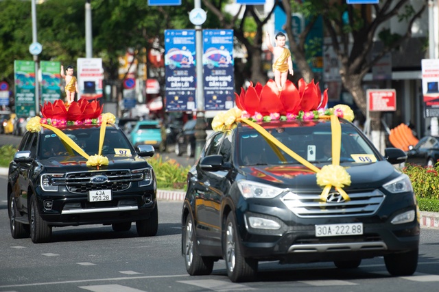 Dòng người cung tiễn xá lợi Đức Phật rời Việt Nam về Ấn Độ- Ảnh 2. Dòng người cung tiễn xá lợi Đức Phật rời Việt Nam về Ấn Độ- Ảnh 2.
