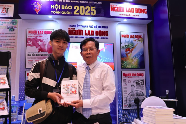 Nhà báo Tô Đình Tuân truyền cảm hứng cho các nhà báo trẻ- Ảnh 2. Nhà báo Tô Đình Tuân truyền cảm hứng cho các nhà báo trẻ - Ảnh 3.