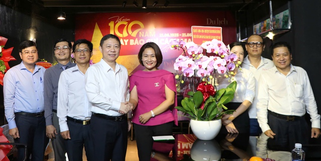 Bí thư Quận ủy quận 1 TP HCM thăm, chúc mừng các cơ quan báo chí  - Ảnh 1.