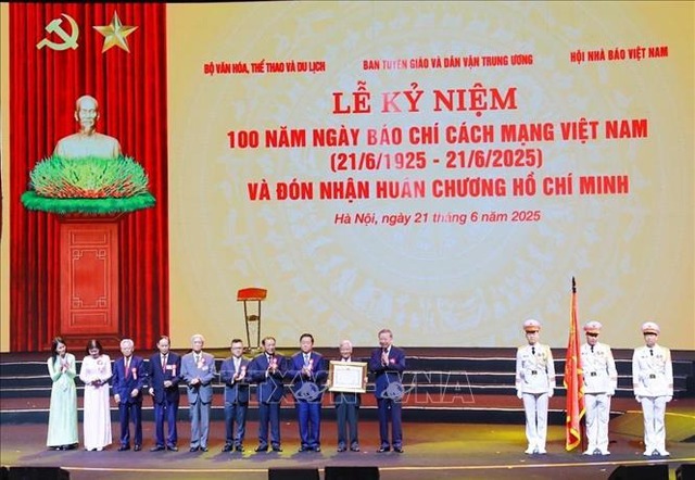 Báo chí cách mạng lấy lợi ích quốc gia, dân tộc làm mục tiêu tối thượng- Ảnh 4. Báo chí cách mạng lấy lợi ích quốc gia, dân tộc làm mục tiêu tối thượng- Ảnh 4.