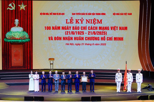Trao tặng Báo chí Cách mạng Việt Nam Huân chương Hồ Chí Minh- Ảnh 1. Trao tặng Báo chí Cách mạng Việt Nam Huân chương Hồ Chí Minh- Ảnh 1.
