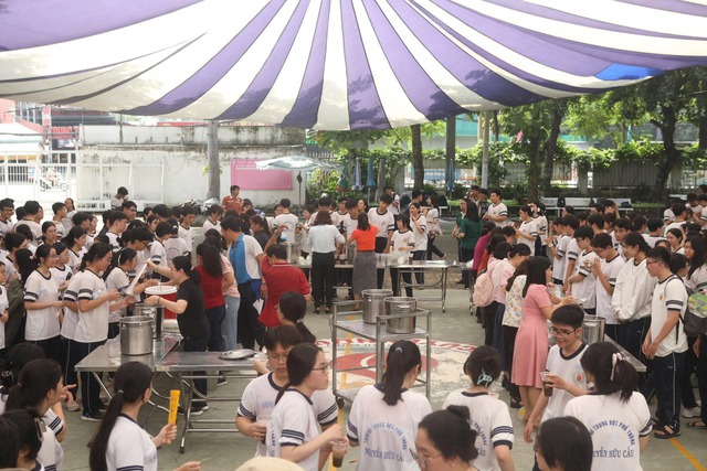 Giấu thầy hiệu trưởng, học sinh tạo bất ngờ vì hành động đáng yêu - Ảnh 6.