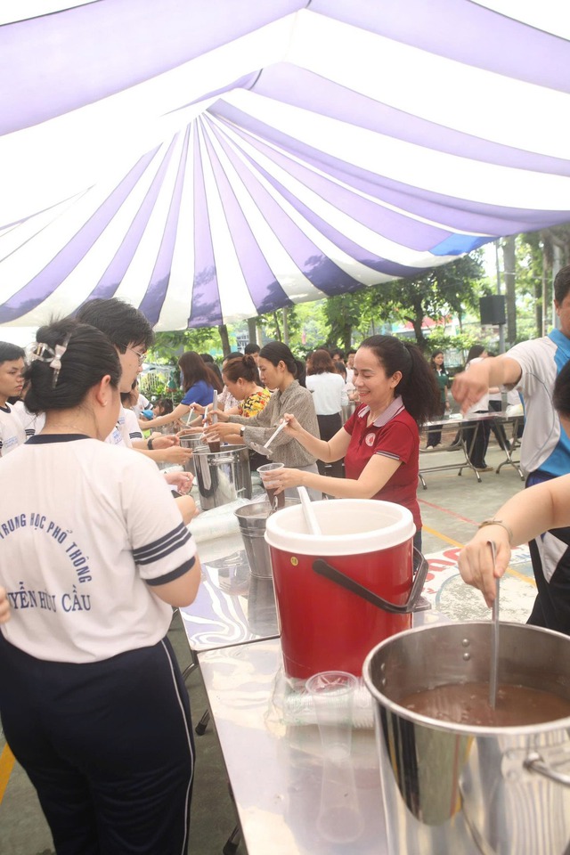 Giấu thầy hiệu trưởng, học sinh tạo bất ngờ vì hành động đáng yêu - Ảnh 9.