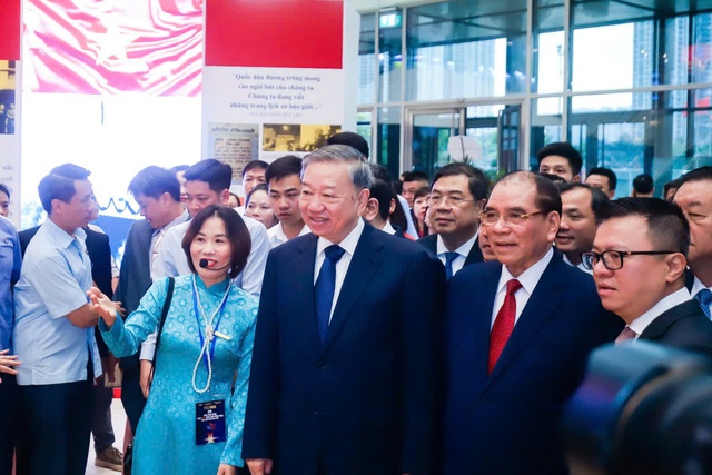 Báo chí cách mạng lấy lợi ích quốc gia, dân tộc làm mục tiêu tối thượng- Ảnh 3. Báo chí cách mạng lấy lợi ích quốc gia, dân tộc làm mục tiêu tối thượng- Ảnh 3.