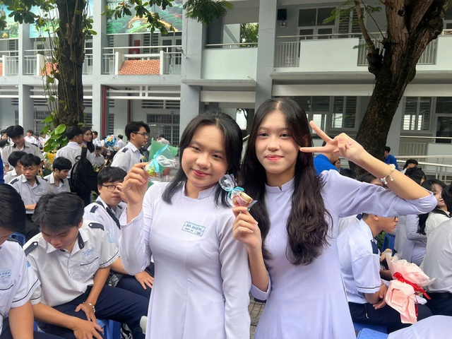 Giấu thầy hiệu trưởng, học sinh tạo bất ngờ vì hành động đáng yêu - Ảnh 5.