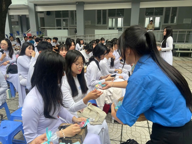 Giấu thầy hiệu trưởng, học sinh tạo bất ngờ vì hành động đáng yêu - Ảnh 1.