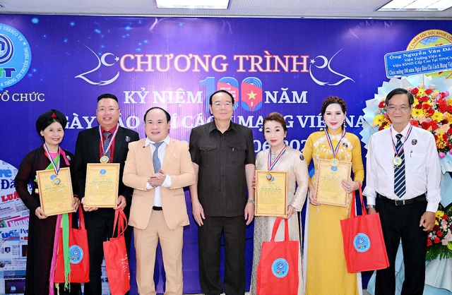 Nghệ sĩ Đức Xuân là Thành viên Trung tâm Unesco Văn hóa Thông tin và Truyền thông- Ảnh 3. Nghệ sĩ Đức Xuân là Thành viên Trung tâm Unesco Văn hóa Thông tin và Truyền thông- Ảnh 3.
