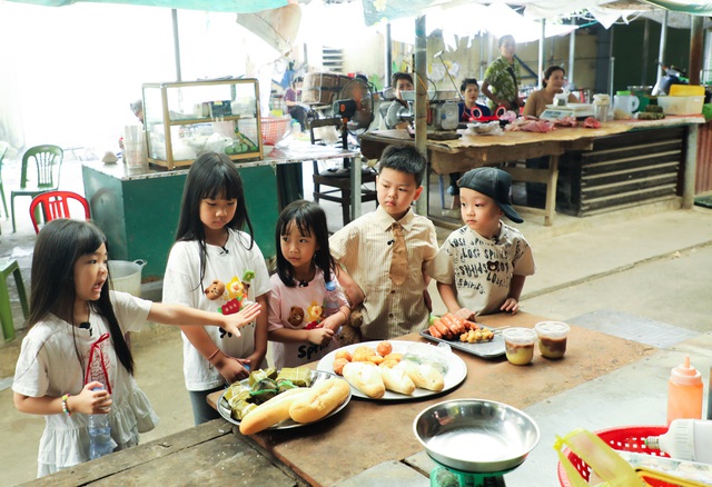 Diễn viên Duy Hưng và Trung Ruồi dạy con   - Ảnh 1.